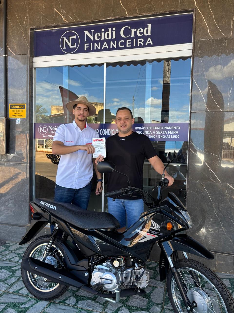 Cliente satisfeito na galeria